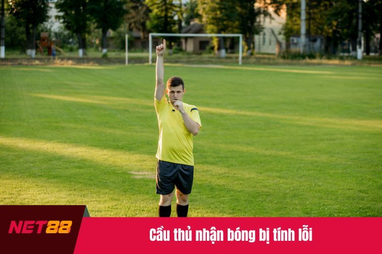 Cầu thủ nhận bóng bị tính lỗi